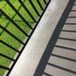 Modern stalen hekwerk in matzwart bij eigentijdse woning, populairste hekwerkstijl met minimalistische rechte lijnen