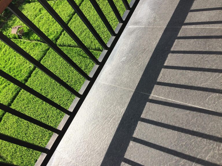 Modern stalen hekwerk in matzwart bij eigentijdse woning, populairste hekwerkstijl met minimalistische rechte lijnen