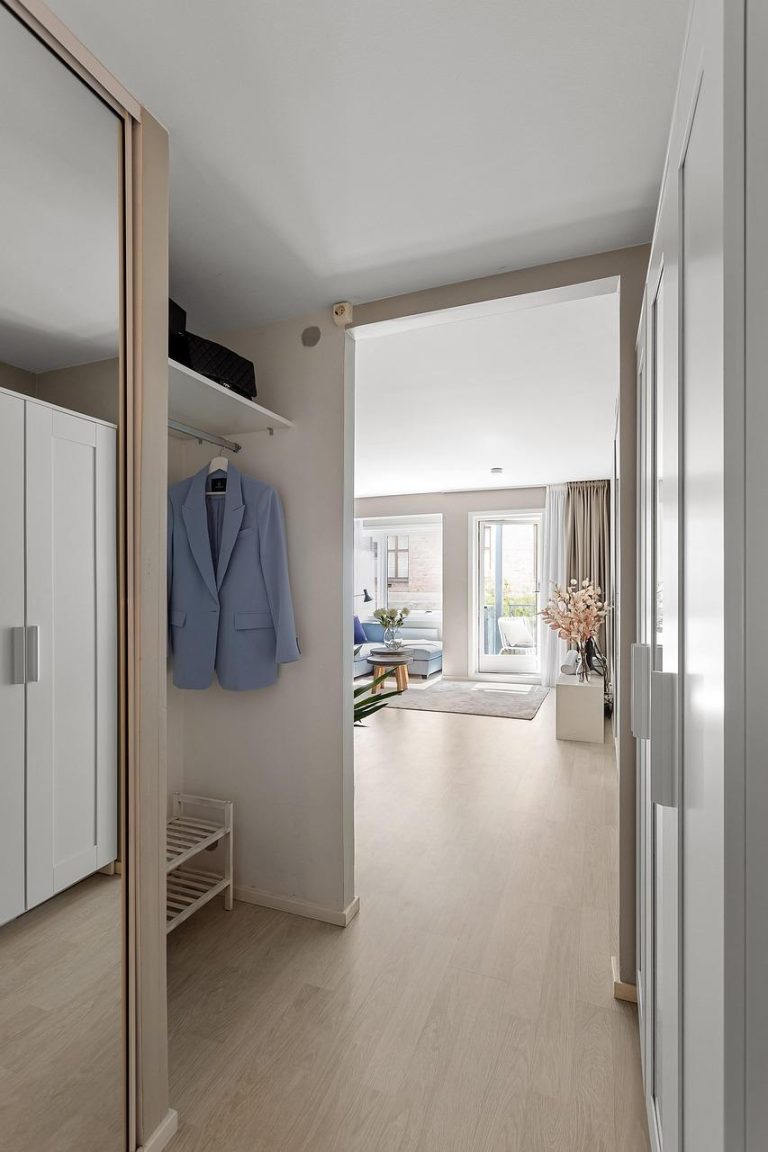 Moderne kast met schuifdeuren in strakke design, perfect voor ruimtebesparing en elegante interieur inrichting