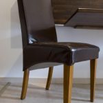 Lederen eetkamerstoelen op wielen in modern design, combineerd met houten eettafel voor stijlvolle eetkamer inrichting