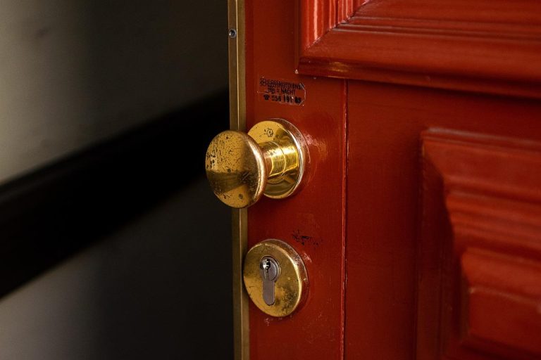 Professionele slotenmaker Schiedam installeert beveiligingslot op houten deur