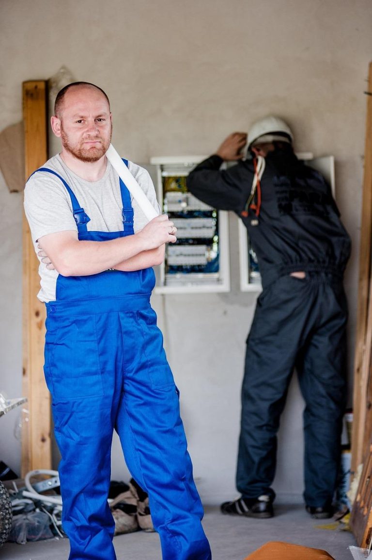 Professionele elektricien Apeldoorn voert veilige elektriciteitswerk uit aan huishoudelijke en bedrijfsinstallaties