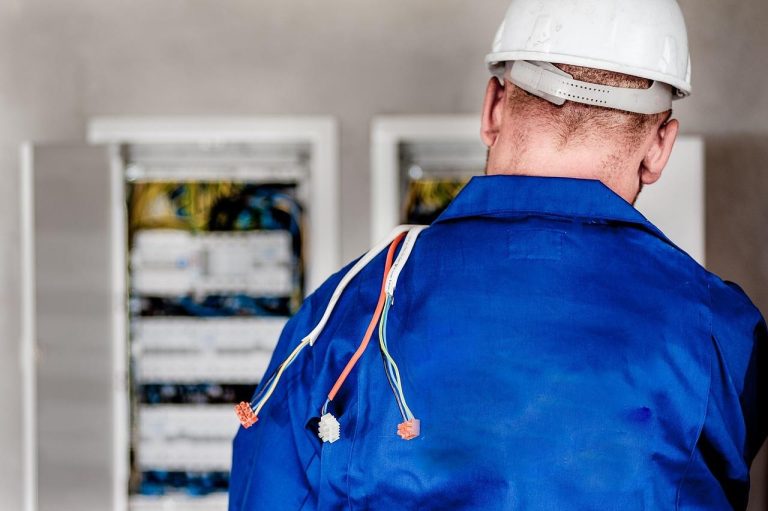 Professionele elektricien Wolvega voert veilige elektrische werkzaamheden uit aan groepenkast en installaties