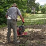 Illustratie van probleemloos wonen met onderhoudsroutines voor schoonmaak, tuinwerk en kleine reparaties