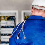 Professionele elektricien Hilvarenbeek voert veilige elektrische werkzaamheden uit aan installaties en apparaten