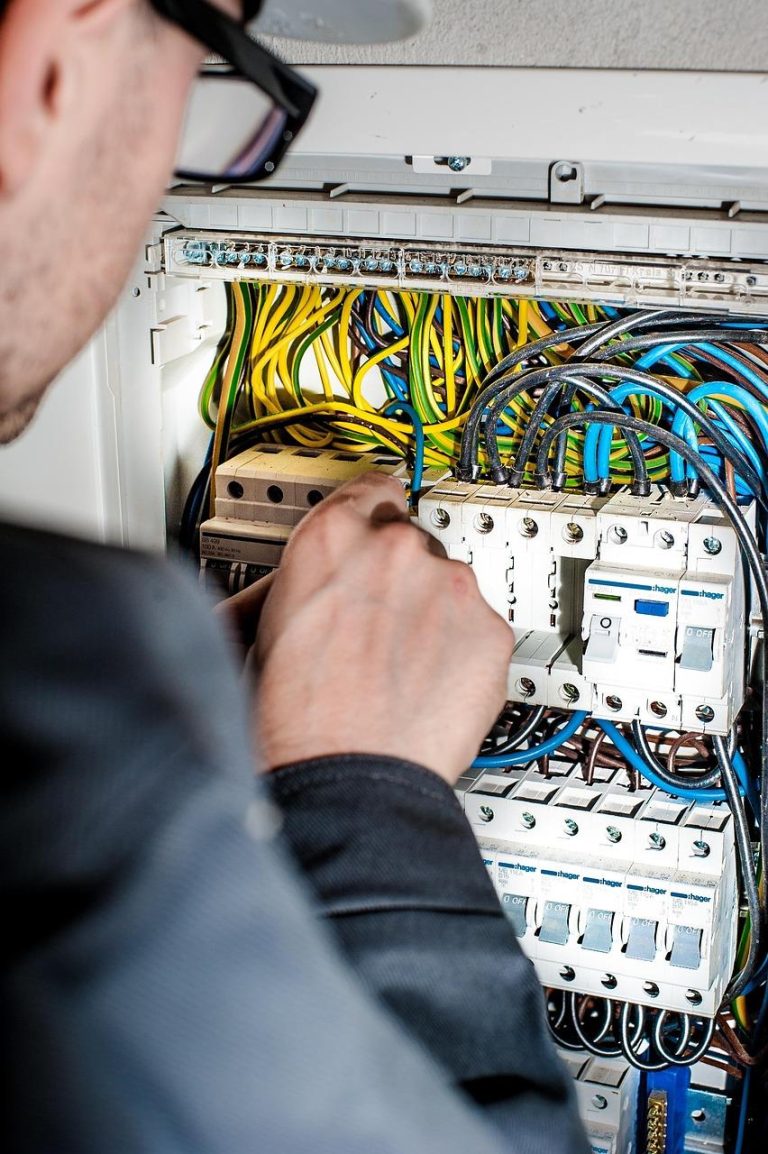 Elektricien Helmond voert 24/7 spoedservice uit voor stroomstoringen en elektrische problemen in huizen en bedrijven