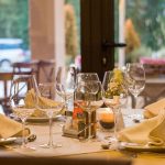 Compacte ronde eettafel voor kleine ruimtes met optimale zitplaatsen en praktische loopruimte
