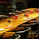 Moderne eettafel en stoelen in scandinavische stijl voor een gezellige eethoek met optimaal zitcomfort