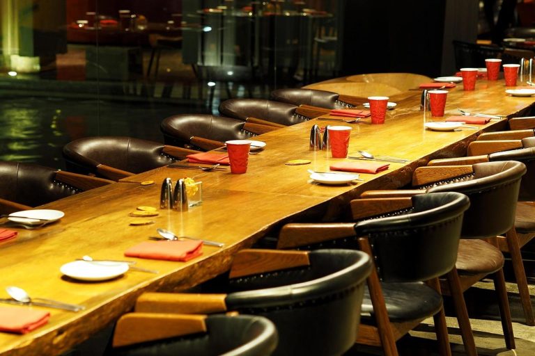 Moderne eettafel en stoelen in scandinavische stijl voor een gezellige eethoek met optimaal zitcomfort