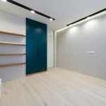 Glanzende eiken parketvloer weer als nieuw na professionele renovatie en schuren door vloer expert
