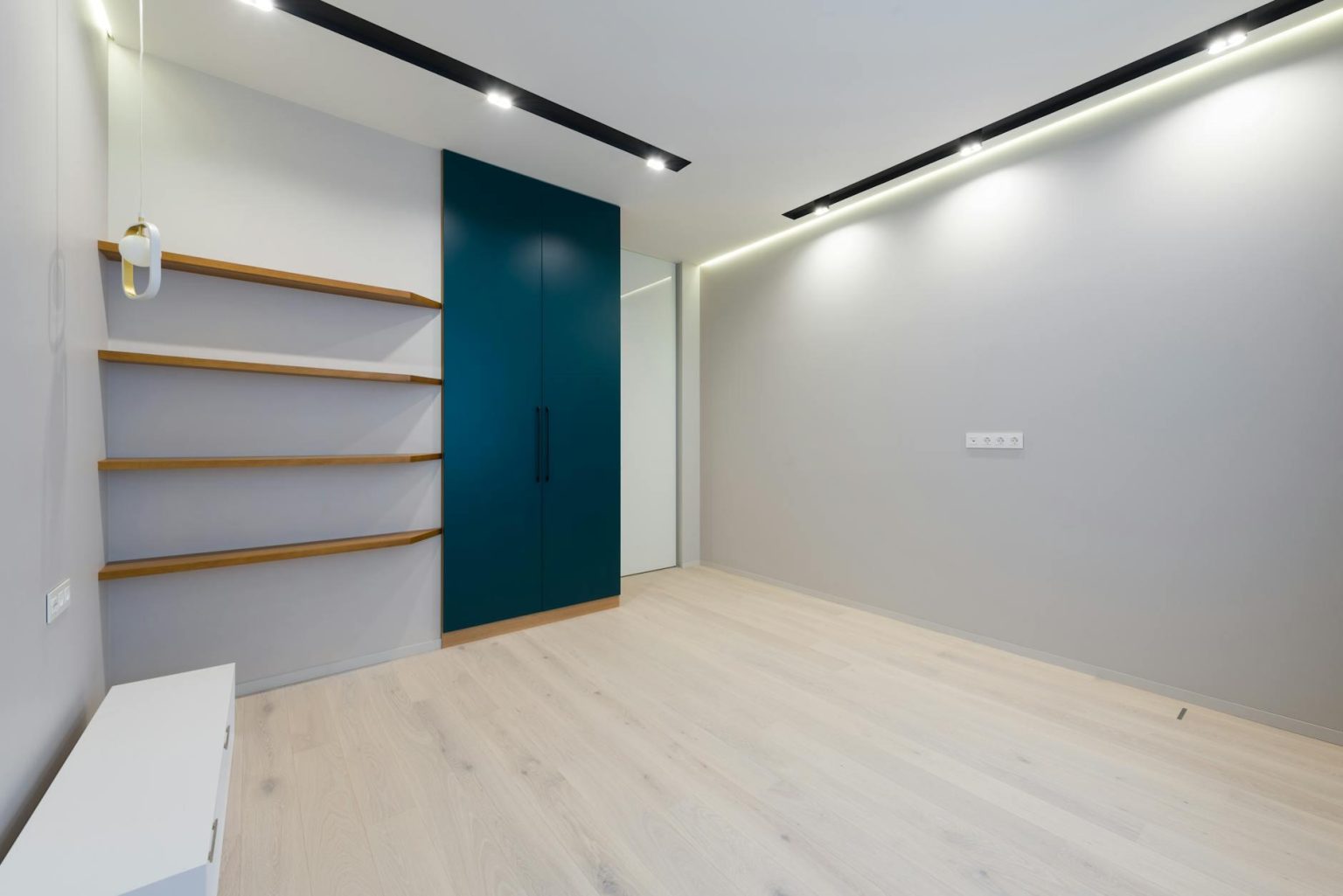 Glanzende eiken parketvloer weer als nieuw na professionele renovatie en schuren door vloer expert