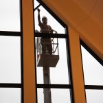 Goed onderhouden appartementengebouw met schone entree en verzorgde buitengevel, symbool voor structureel onderhoud