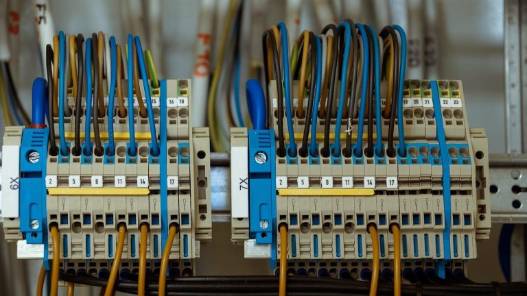 Elektricien Hilversum controleert veilig een moderne groepenkast met aardlekschakelaars