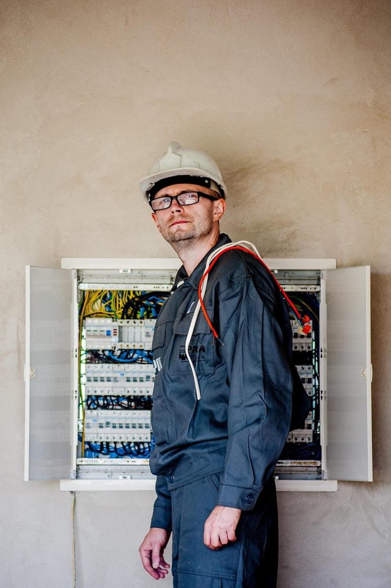 Elektricien Ruurlo voert veilige elektrische werkzaamheden uit aan installatie en meterkast