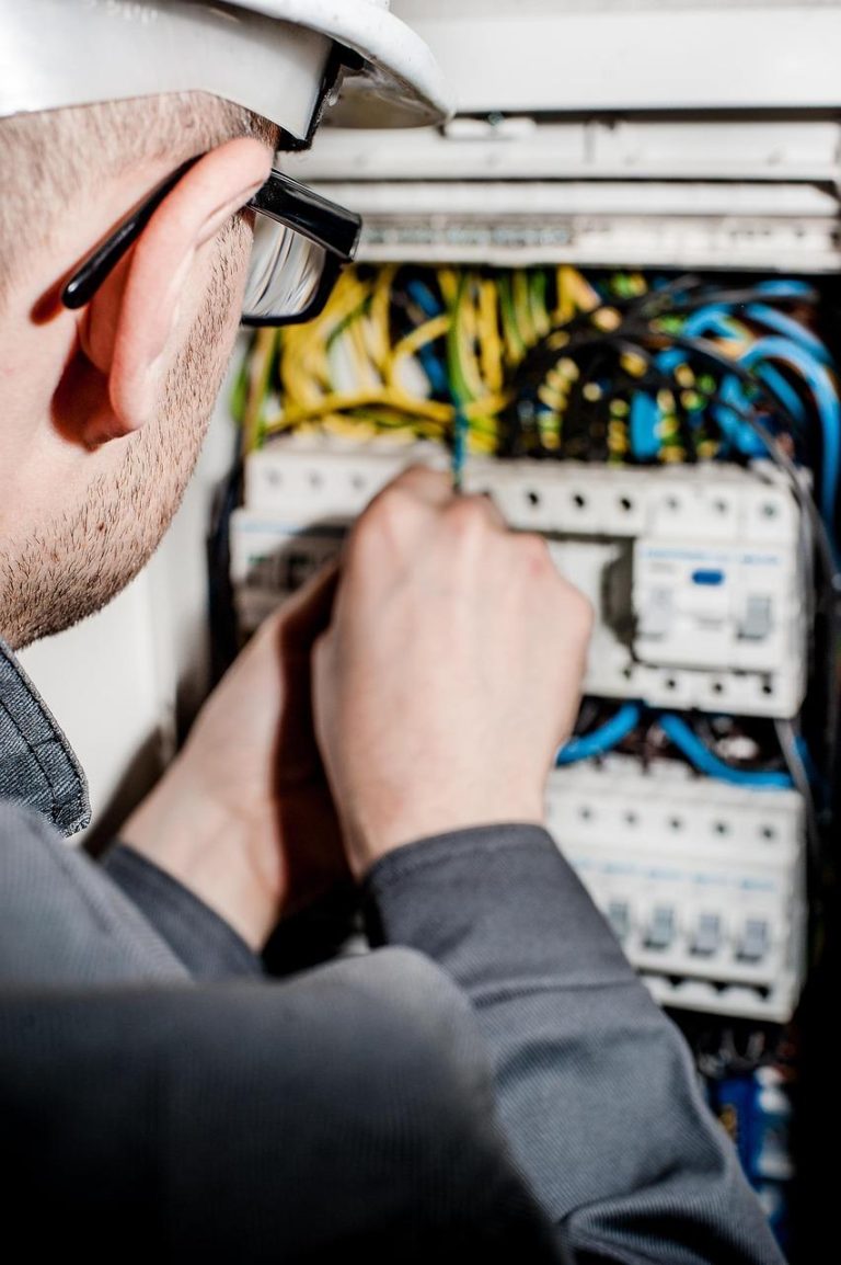Elektricien Ommen voert veilige reparatie uit aan elektrische installatie met professionele uitrusting