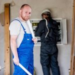 Elektricien Wageningen werkt professioneel aan elektrische installatie voor veilige stroomvoorziening in woning of bedrijf