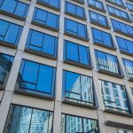 Professionele glaszetter plaatst en vervangt glas in ramen, deuren en glazen wanden van woningen