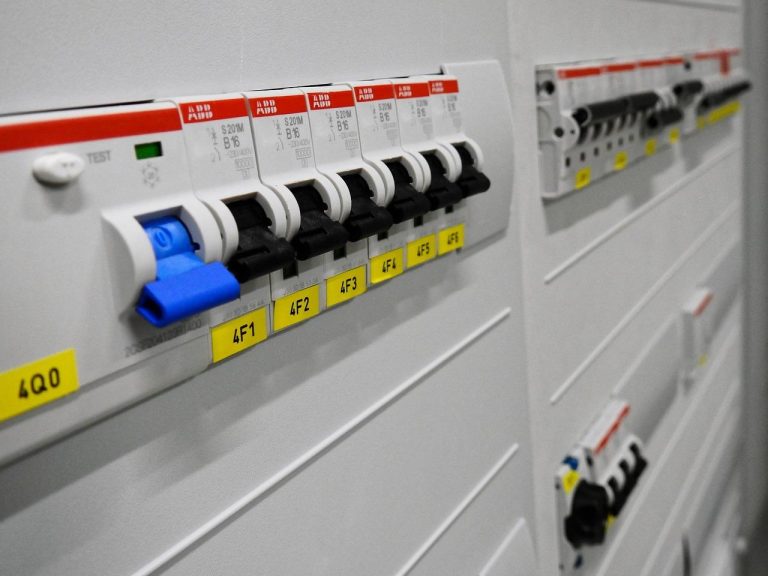 Elektricien Pijnacker werkt professioneel aan elektrische installatie met spoedservice beschikbaar 24/7 voor storingen