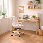 Klein thuiskantoor inrichten in compacte ruimte met bureau, stoel, verlichting en slanke opberging voor efficiënt werken