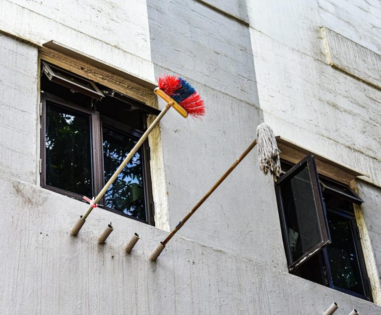 Schone bakstenen gevel zonder groene aanslag, mos of vuil - resultaat van professionele zelf gevelreiniging