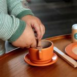 Meisje speelt buiten met buitenspeelgoed op een plek met veel ruimte voor beweging en verschillende speelzones voor verschill