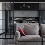 Moderne woning met aluminium schuifoplossingen die veel daglicht binnenbrengen en een vloeiende overgang tussen woon- en buit