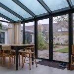 Visuele vergelijking aanbouw versus uitbouw - nieuwe ruimte toevoegen of bestaande ruimte uitbreiden
