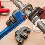 Loodgieter in Tilburg werkt aan lekkage reparatie als onderdeel van 24/7 spoedservice voor urgente loodgietersproblemen