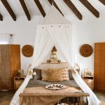 Interieur met natuurlijke materialen: rustieke slaapkamer met linnen textiel en houten accenten