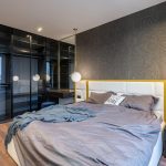 Rustige slaapkamer met persoonlijk slaapadvies: comfortabel bed, goed verlichting en ontspannende sfeer voor kwalitatieve nac
